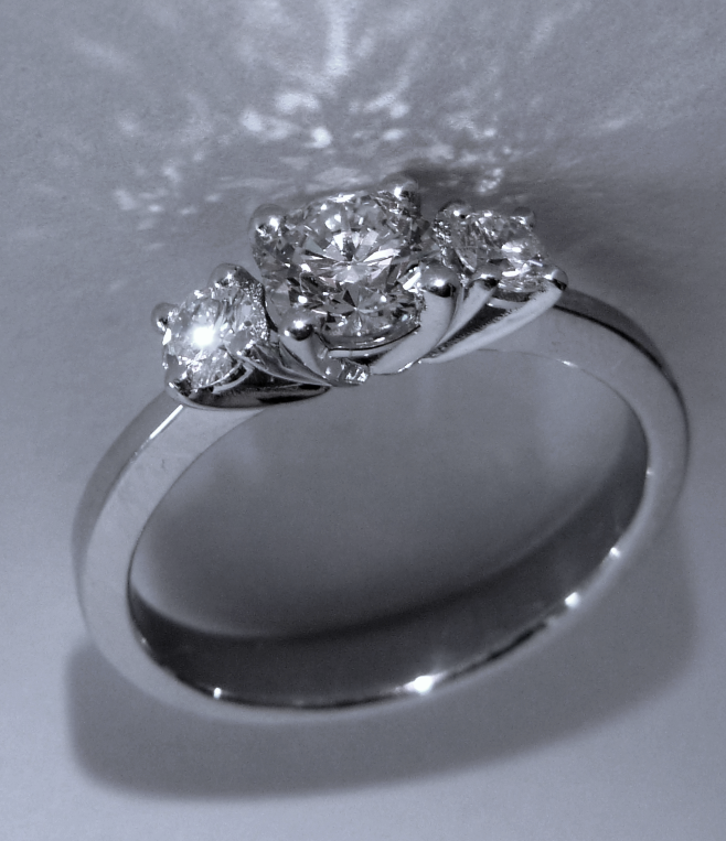 кольцо из белого золота с бриллиантами