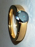 кольцо из золота 958 пробы с зелёным бриллиантом.